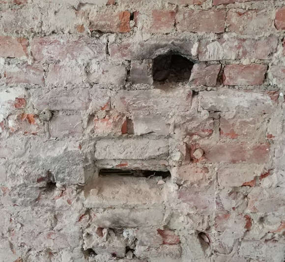 Дырка под штукатуркой