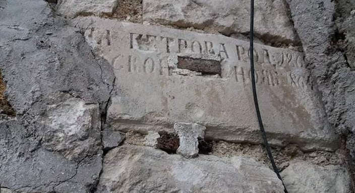 Стены из могильных камней